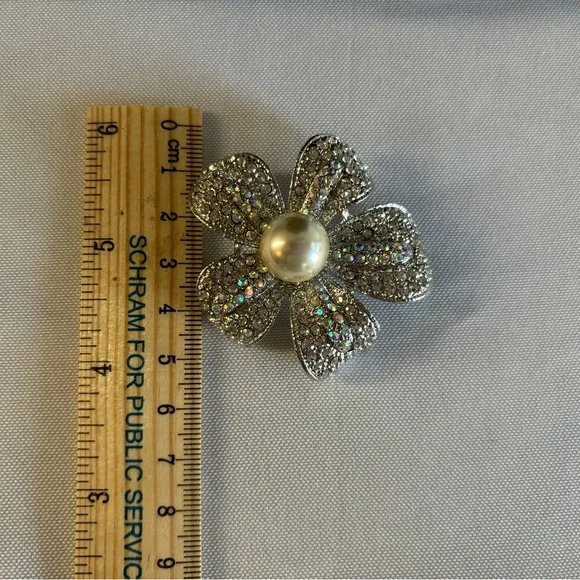 Premiere Designs flower and faux pearl brooch - Picture 3 of 4